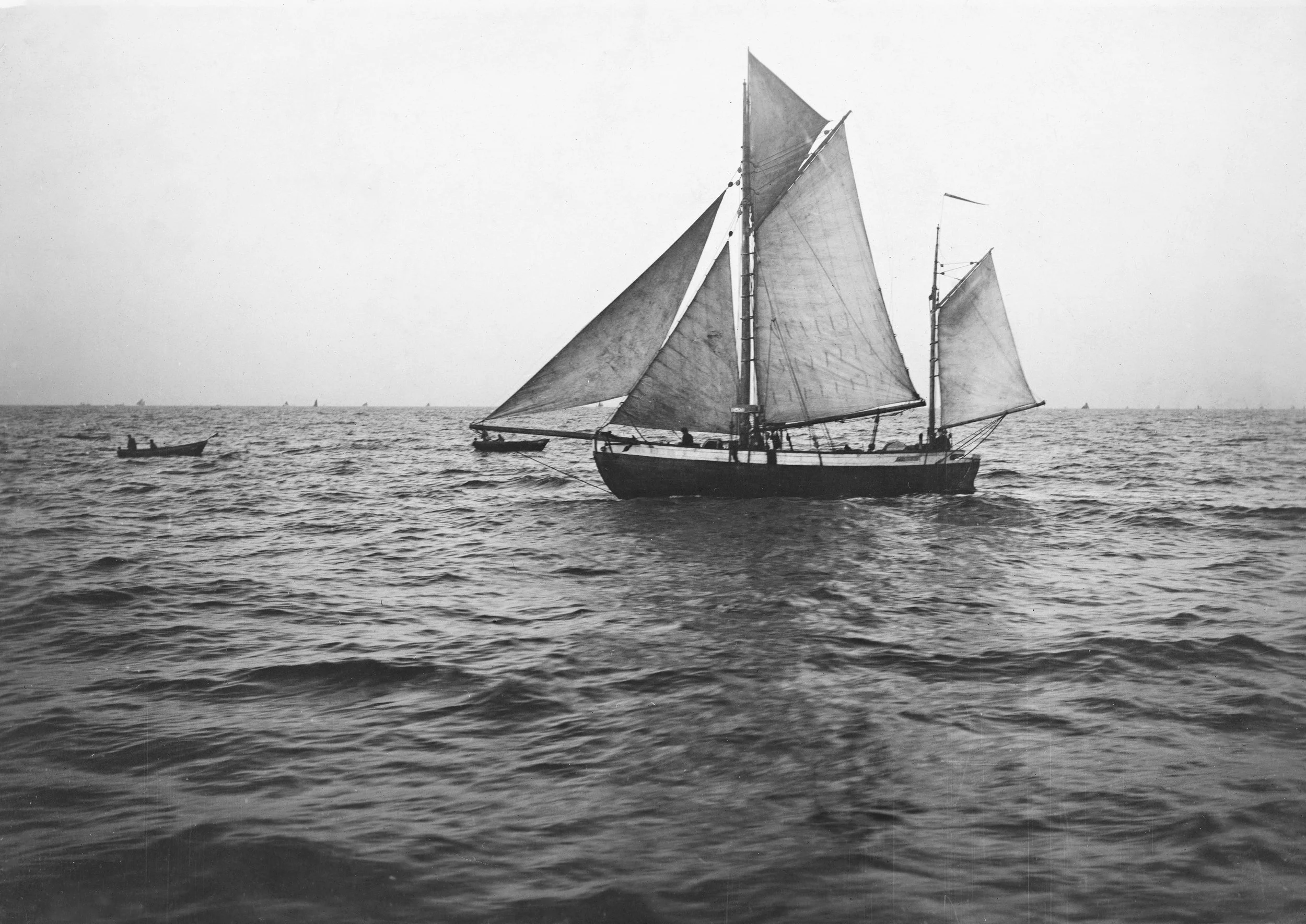 Fiskekutter og Dorre (1910), a fishing cutter under sail